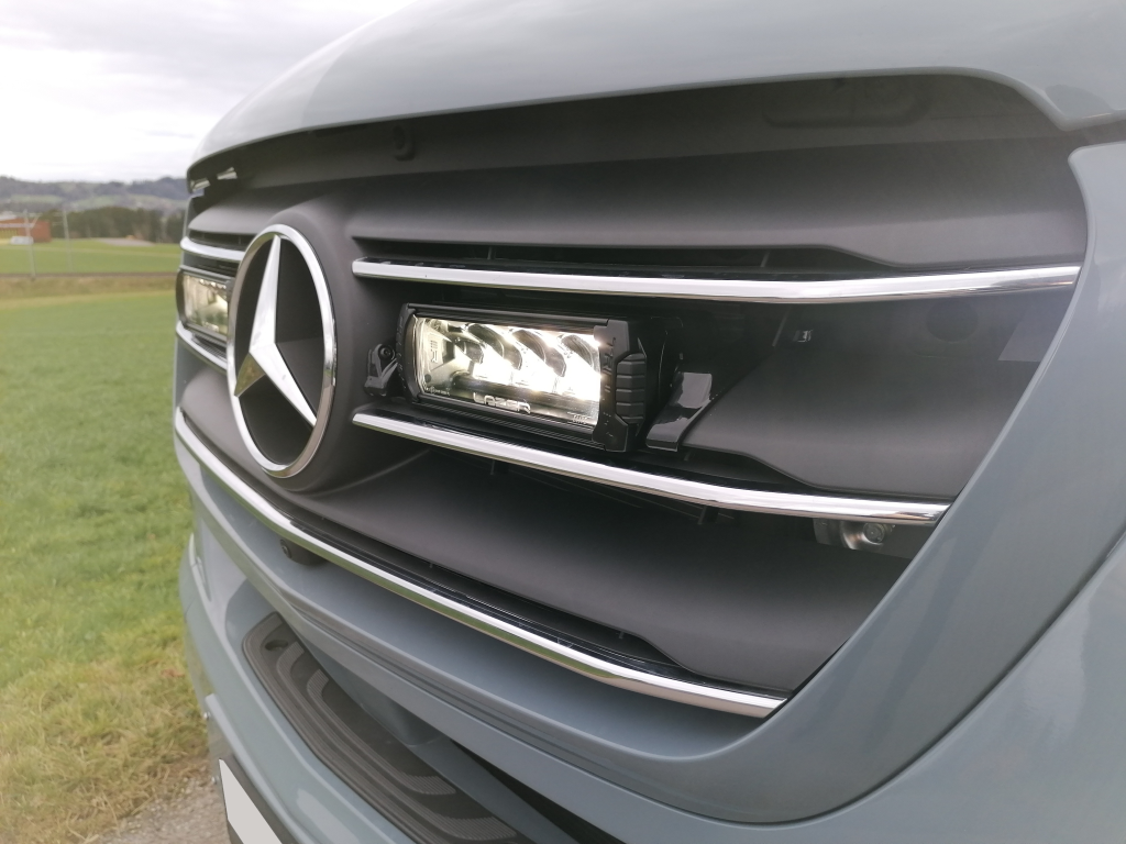 Mercedes Benz Sprinter mit LED Fernscheinwerfer im Kühlergrill